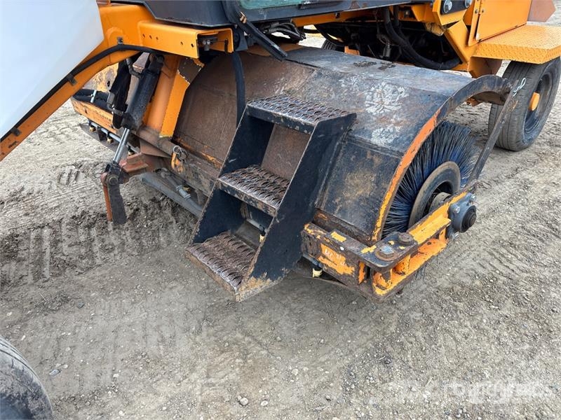 LeeBoy RB50 Self-Propelled Broom كناسات