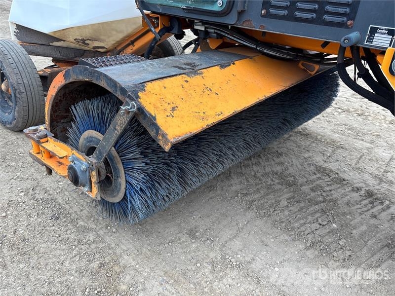 LeeBoy RB50 Self-Propelled Broom كناسات