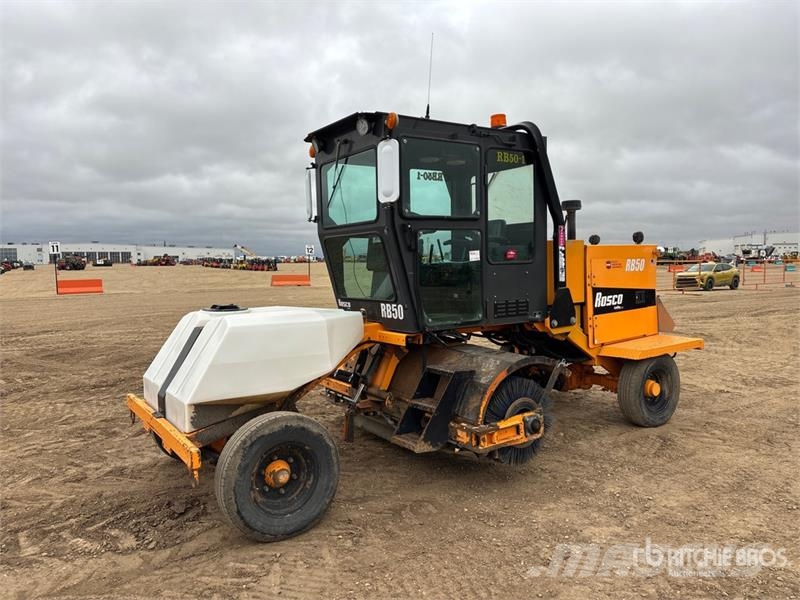 LeeBoy RB50 Self-Propelled Broom كناسات