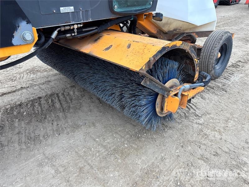 LeeBoy RB50 Self-Propelled Broom كناسات