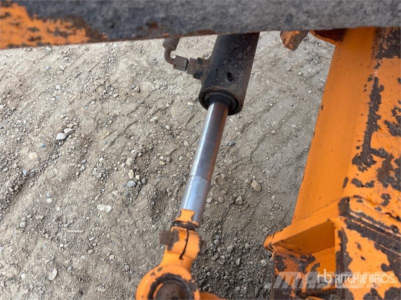 LeeBoy RB50 Self-Propelled Broom كناسات