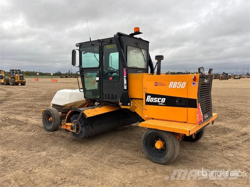 LeeBoy RB50 Self-Propelled Broom كناسات