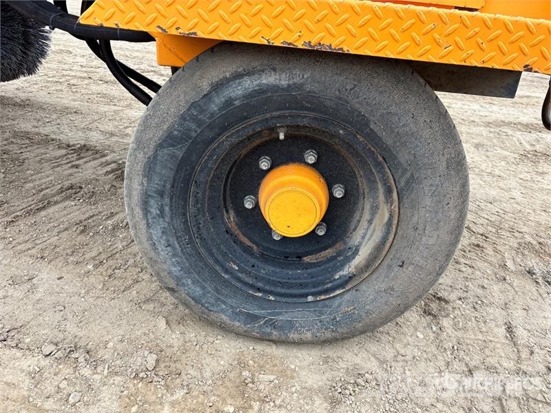 LeeBoy RB50 Self-Propelled Broom كناسات