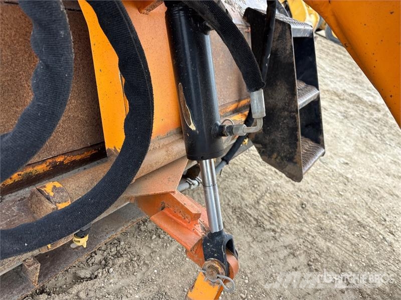 LeeBoy RB50 Self-Propelled Broom كناسات