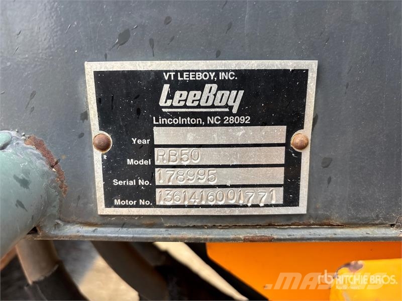 LeeBoy RB50 Self-Propelled Broom كناسات