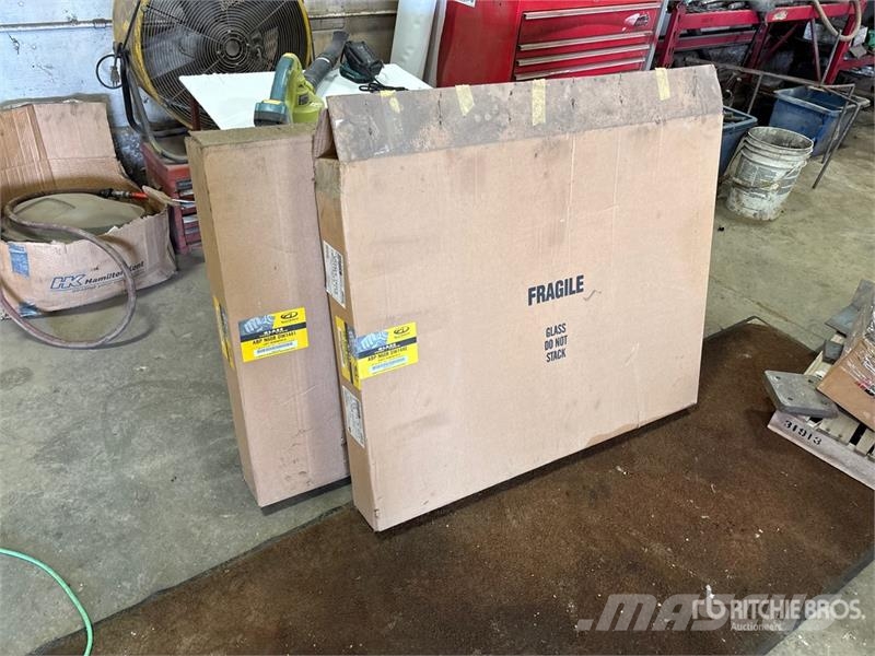 Left and Right Windshield - Fits Western Star 4700 Andre komponenter