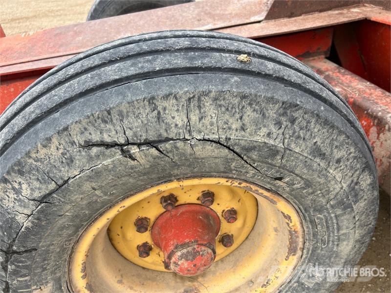 Leon 550 4 Tire Hydraulic Pull Scraper Strugači