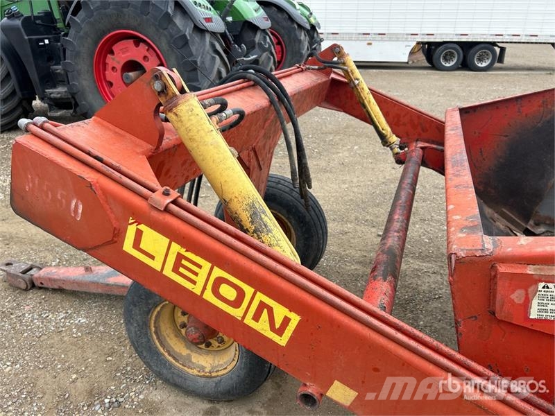 Leon 550 4 Tire Hydraulic Pull Scraper Strugači
