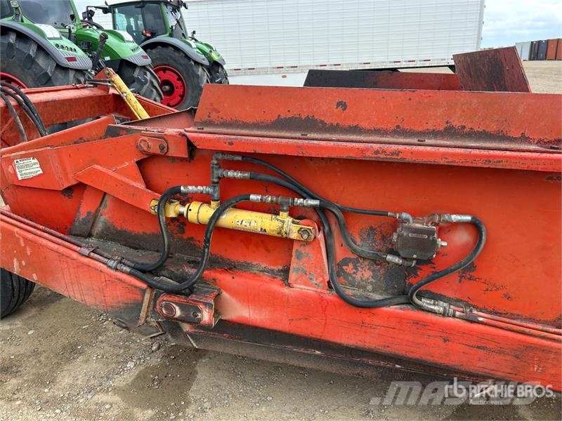 Leon 550 4 Tire Hydraulic Pull Scraper Strugači