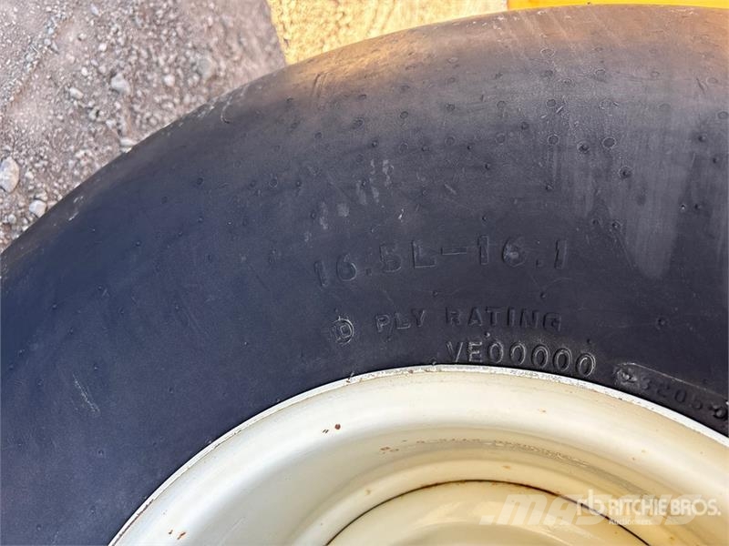 Leon M1000 4 Tire Hydraulic Pull Scraper Földnyesők (szkréperek)