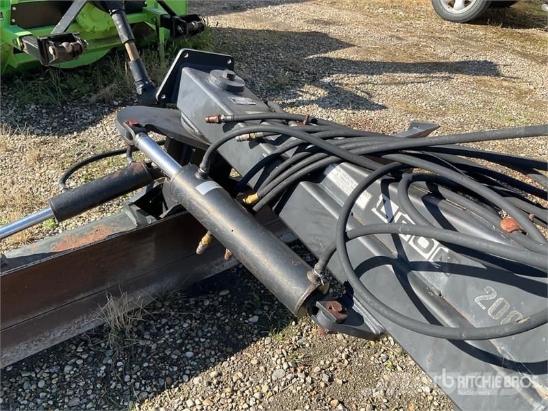 Leon M200 108 in 4-Way 3 Pt Blade Attachment Planierschilder/Scharen