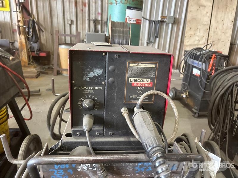 Lincoln Electric Electric Invertec V350-Pro Multi-Operator Soldadoras