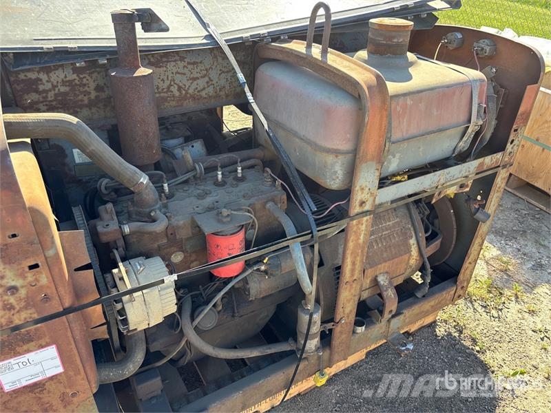 Lincoln of (2) Lincoln Engine Driven Welder Soldadoras