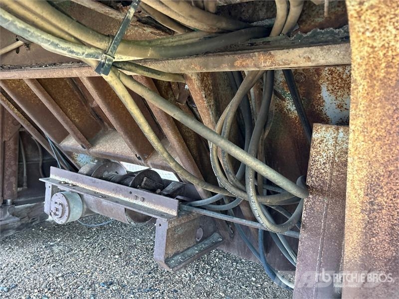 Load King 48 ft T/A Equipment Trailer Нискотоварачи