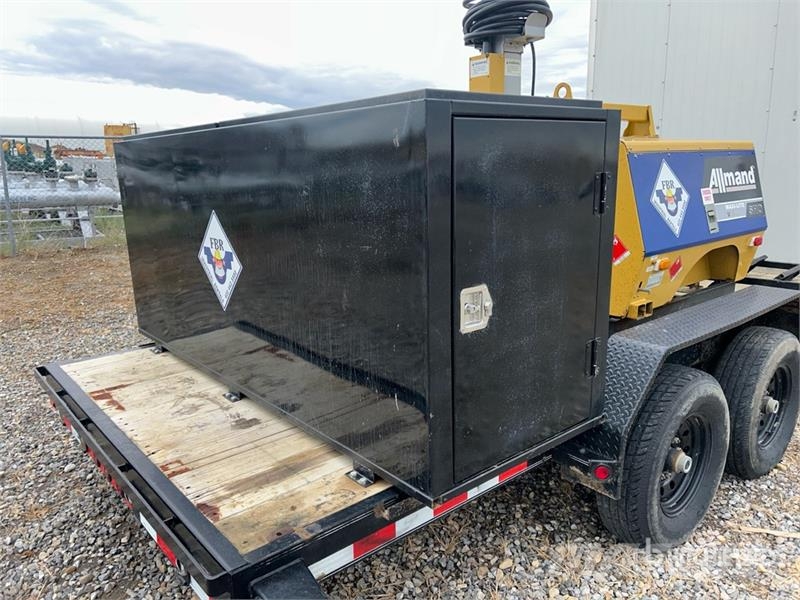 Load Trail 20 ft x 7 ft T/A Combo Unit Portable Toilet Inne akcesoria