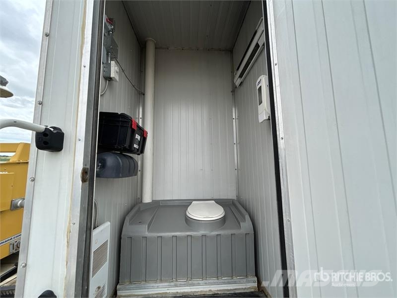 Load Trail 20 ft x 7 ft T/A Combo Unit Portable Toilet Inne akcesoria