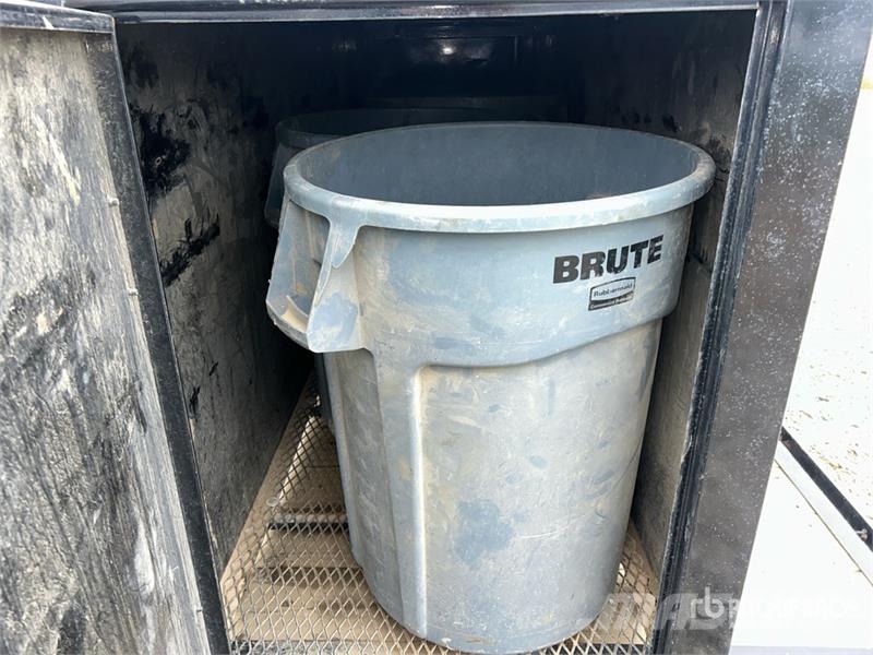 Load Trail 20 ft x 7 ft T/A Combo Unit Portable Toilet Inne akcesoria
