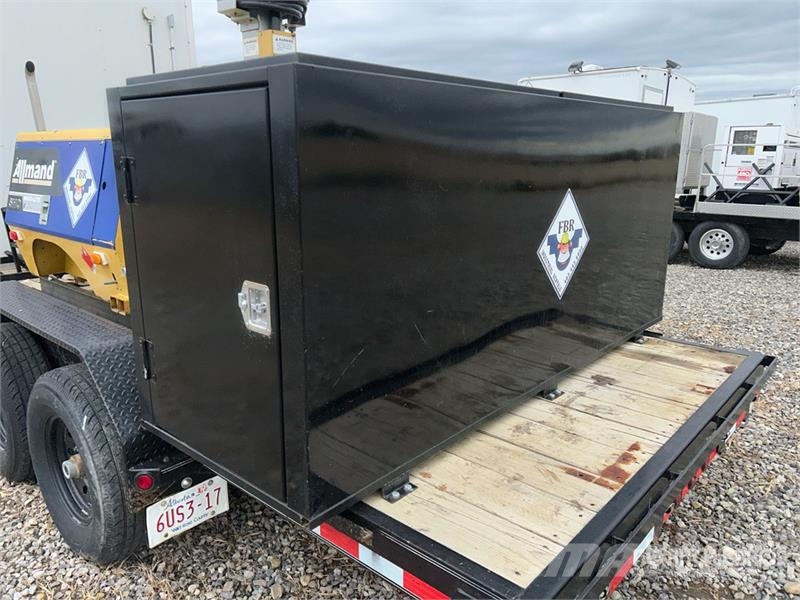Load Trail 20 ft x 7 ft T/A Combo Unit Portable Toilet Inne akcesoria