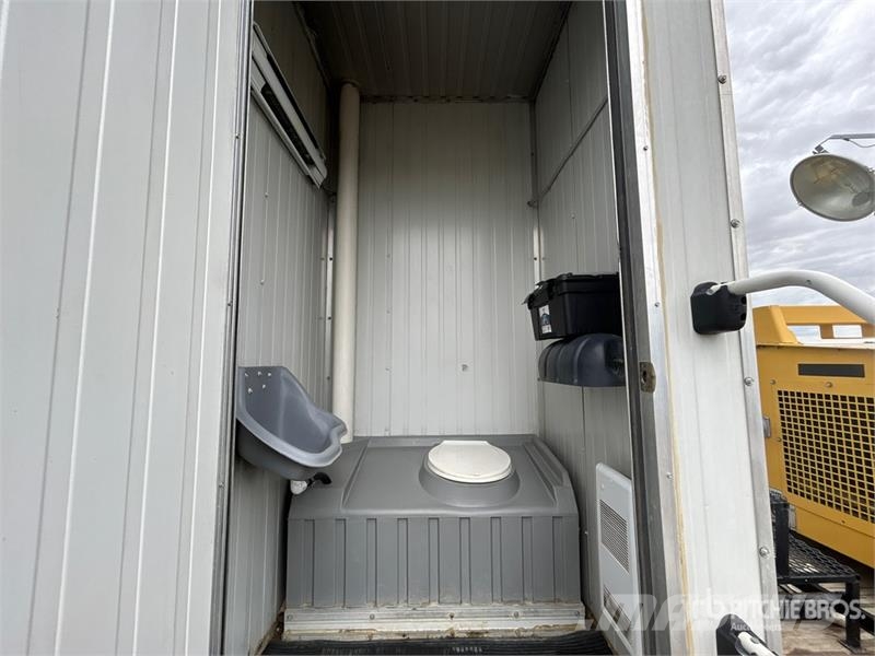 Load Trail 20 ft x 7 ft T/A Combo Unit Portable Toilet Inne akcesoria