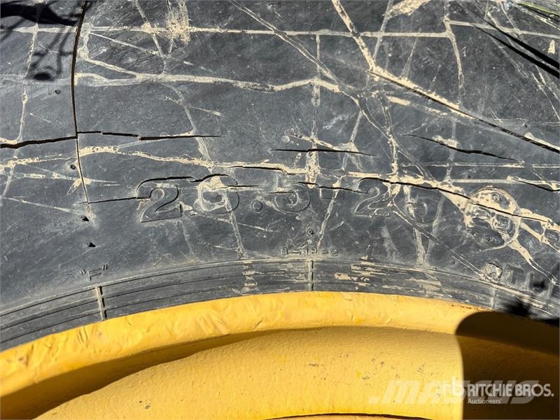  Loader differential with 26.5-25 tires مكونات أخرى