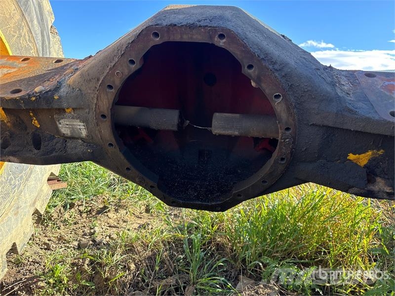  Loader differential with 26.5-25 tires مكونات أخرى