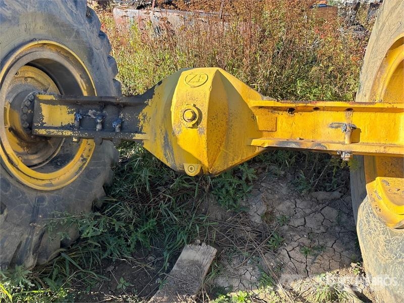  Loader differential with 26.5-25 tires مكونات أخرى