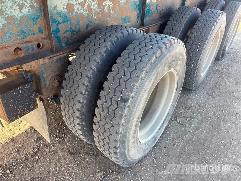 Lode King 48 ft Tri/A Flatbed Trailer Planhengere