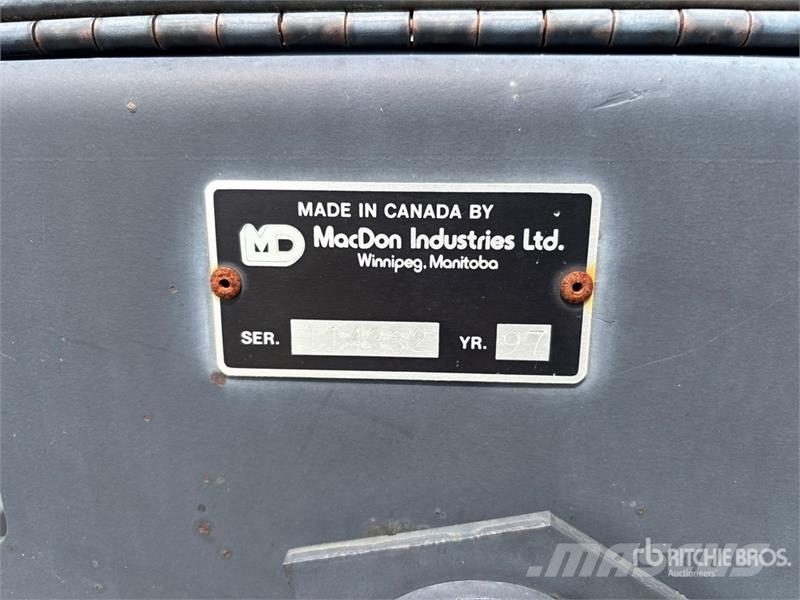 MacDon 1900 Premium 25 ft Pull Type Swather Windrower محشات