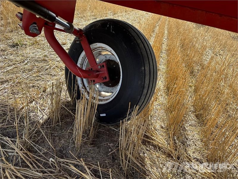 MacDon 36 ft Pull Type Swather Windrower Sakupljači