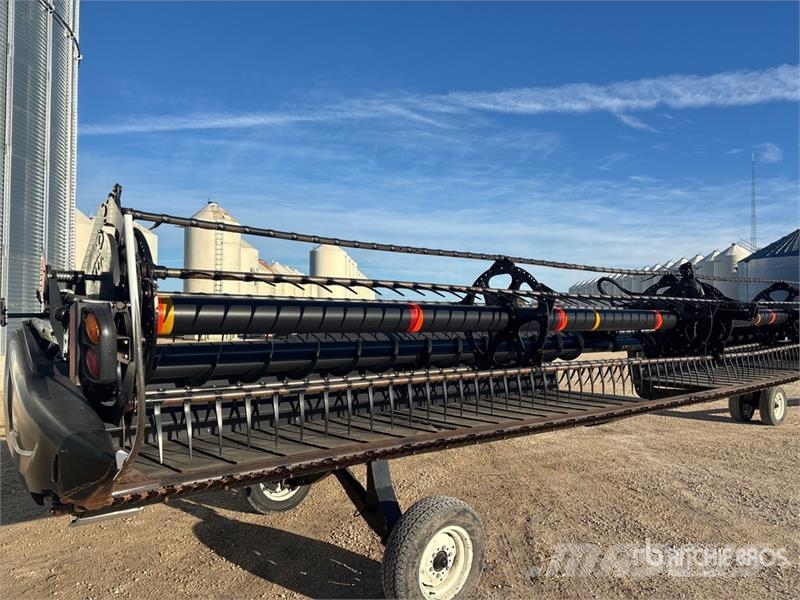 MacDon D65 40 ft Draper Combine Header رؤوس الحصادات الدراسات
