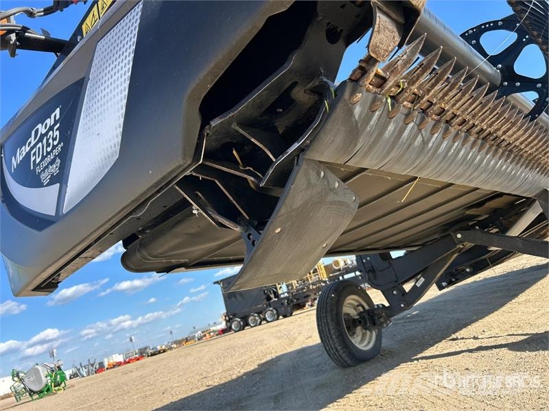 MacDon FD135 35 ft Flex Draper Combine Header رؤوس الحصادات الدراسات