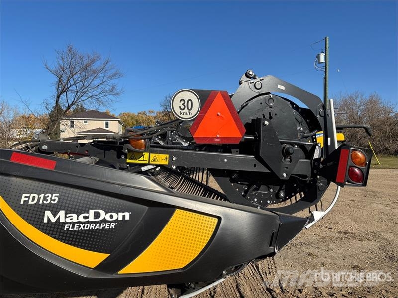 MacDon FD135 35 ft Flex Draper Combine Header Kombajnové hlavice