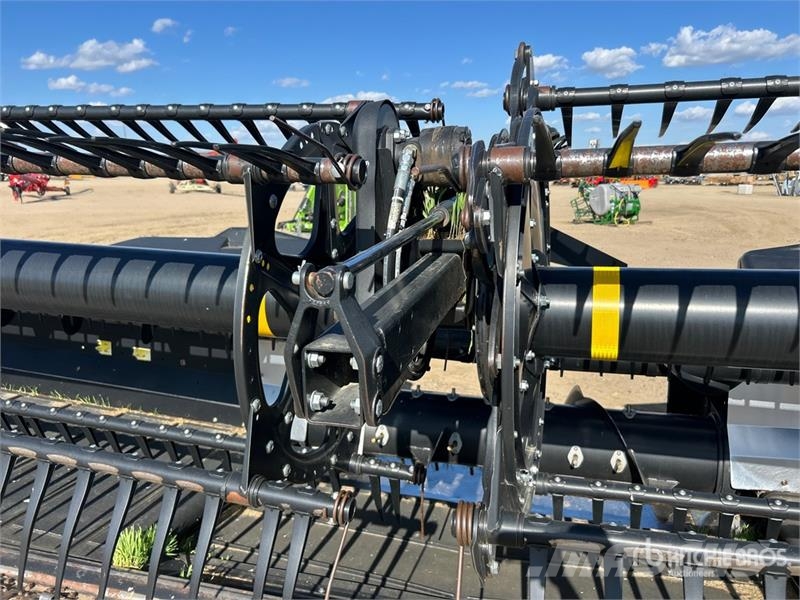 MacDon FD135 35 ft Flex Draper Combine Header رؤوس الحصادات الدراسات