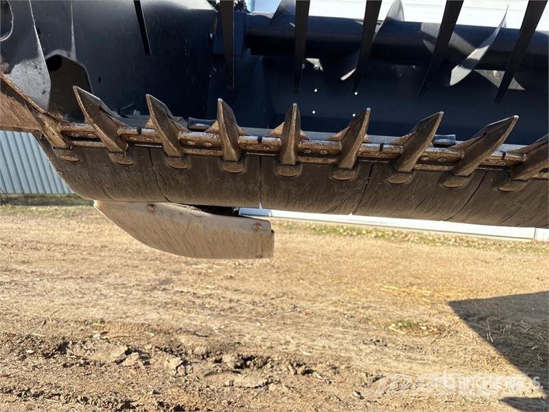 MacDon FD135 35 ft Flex Draper Combine Header Kombajnové hlavice