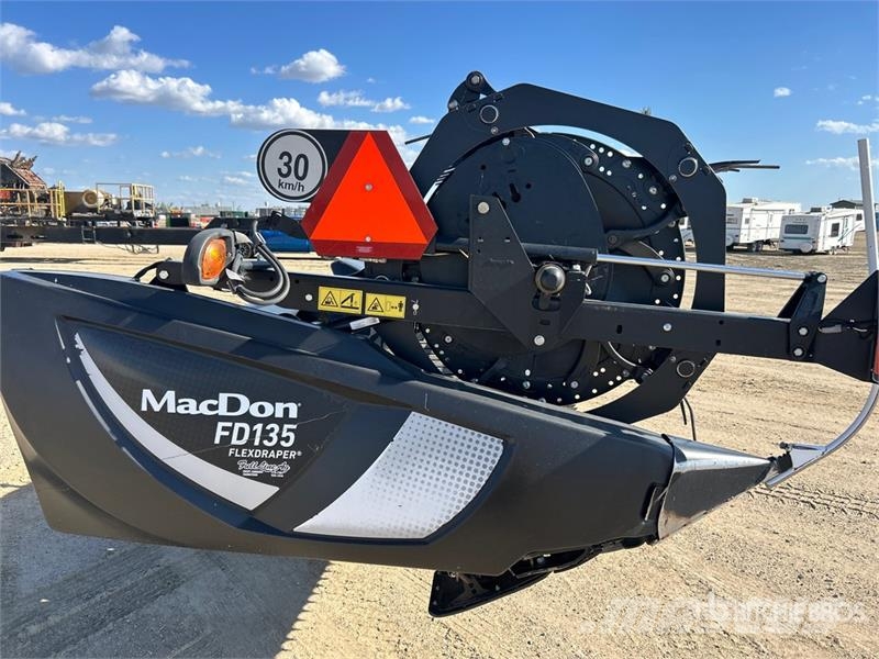 MacDon FD135 35 ft Flex Draper Combine Header رؤوس الحصادات الدراسات