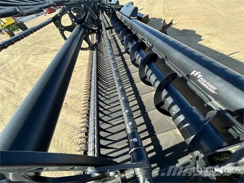 MacDon FD135 35 ft Flex Draper Combine Header رؤوس الحصادات الدراسات