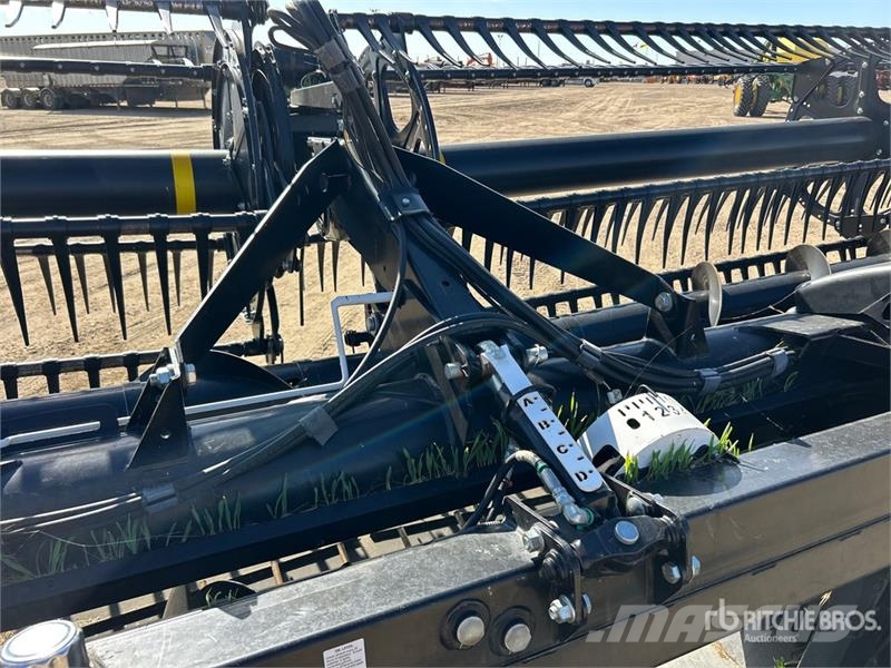 MacDon FD135 35 ft Flex Draper Combine Header رؤوس الحصادات الدراسات