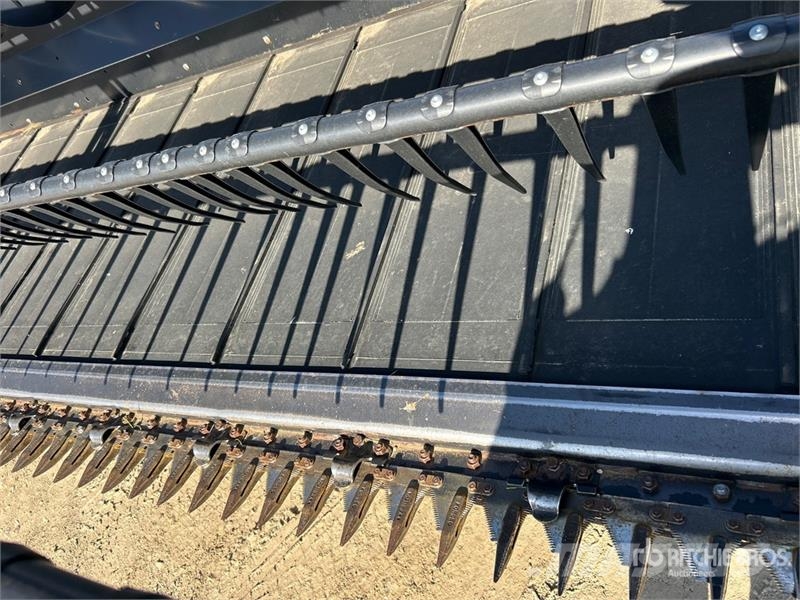 MacDon FD135 35 ft Flex Draper Combine Header رؤوس الحصادات الدراسات