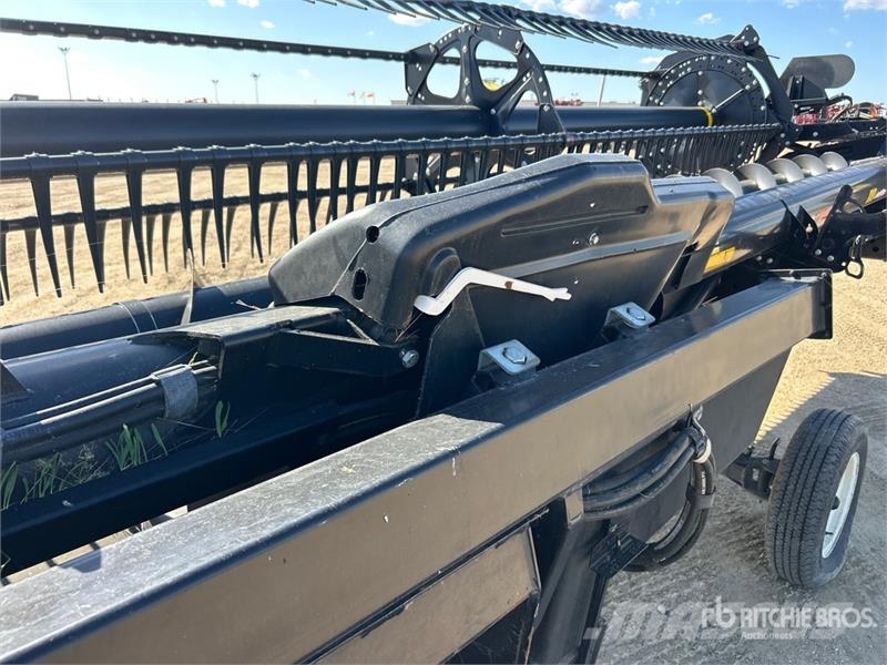 MacDon FD135 35 ft Flex Draper Combine Header رؤوس الحصادات الدراسات