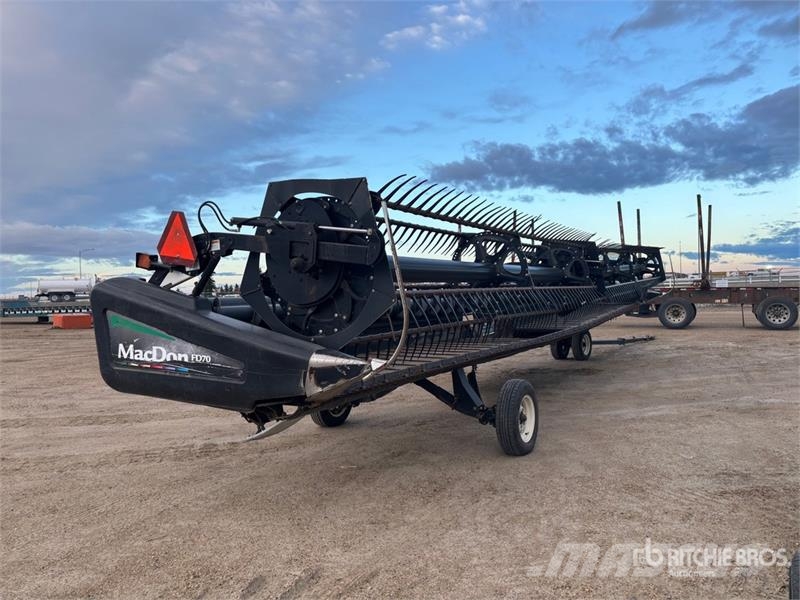 MacDon FD70 Combine harvester heads