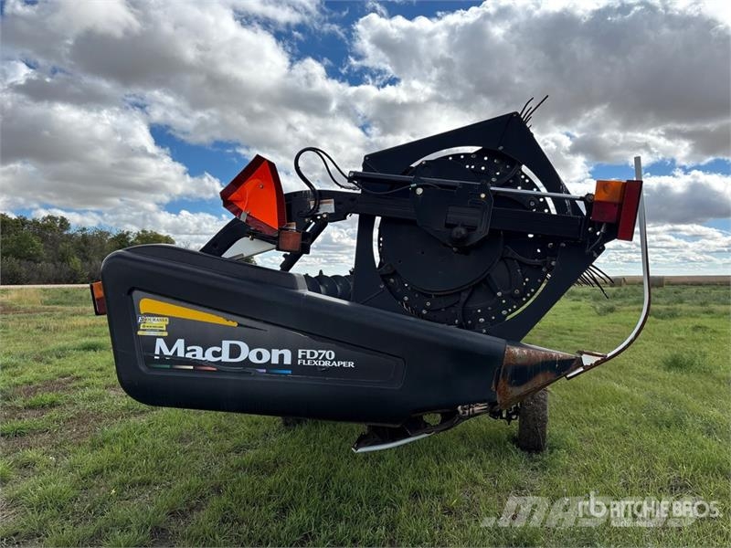 MacDon FD70 Combine harvester heads