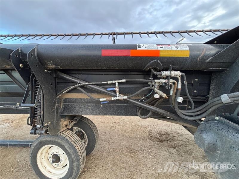 MacDon FD70 Combine harvester heads