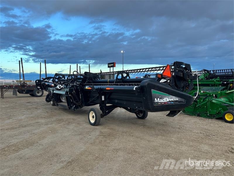 MacDon FD70 Combine harvester heads