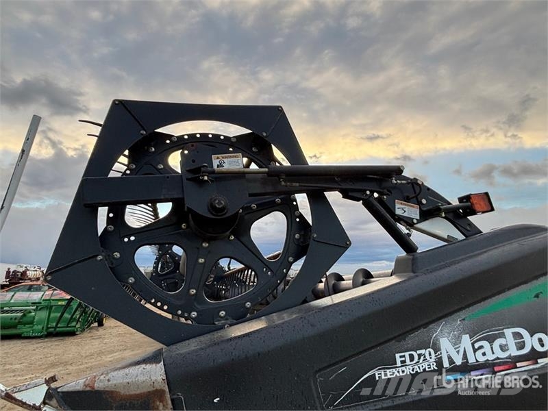 MacDon FD70 Combine harvester heads