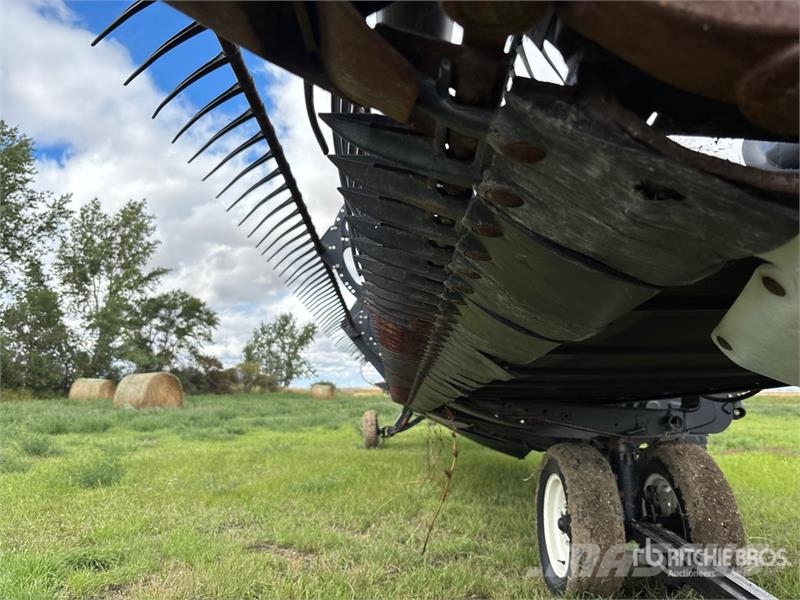 MacDon FD70 Combine harvester heads