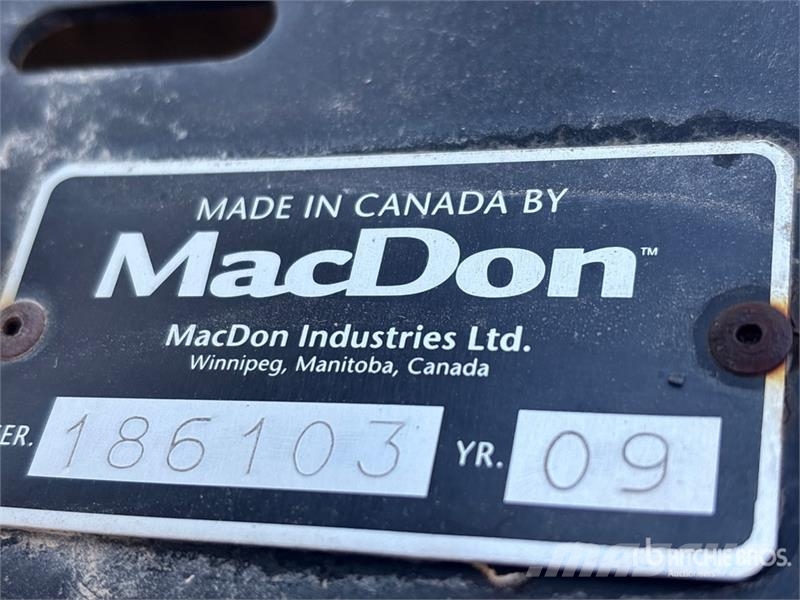 MacDon FD70 Combine harvester heads