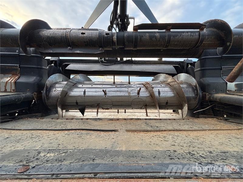 MacDon FD70 Combine harvester heads