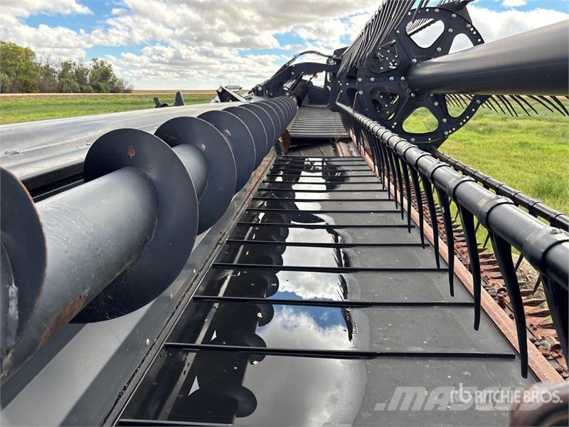 MacDon FD70 Combine harvester heads