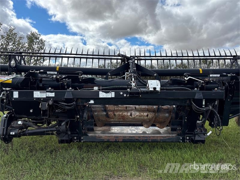 MacDon FD70 Combine harvester heads