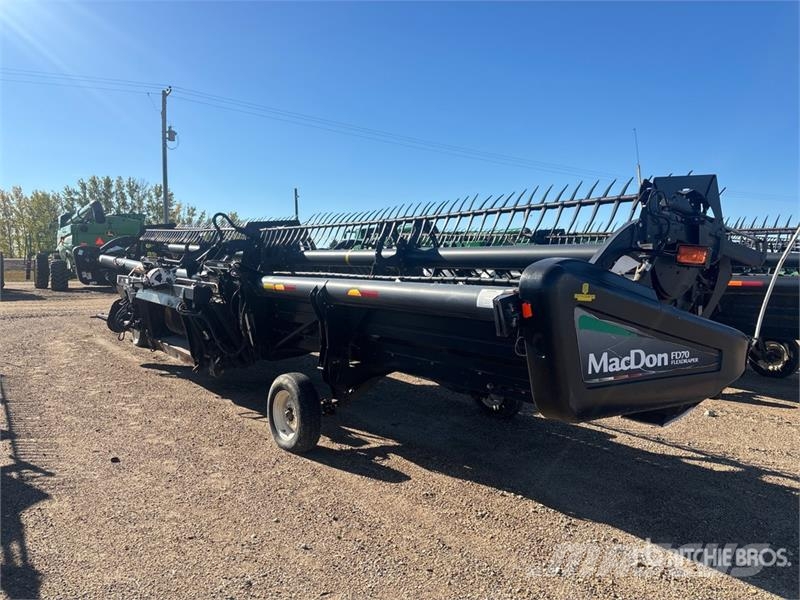 MacDon FD70 Combine harvester heads